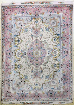 Täbriz fein(60 Raj), Persien, Mitte 20.Jhd,Korkwolle mit und auf Seide, ca. 215 x 150 cm,ca. 650.000 Kn/qm, verblasst, EHZ: 2