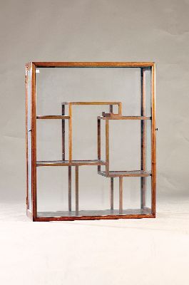 Schaukasten bzw. vierseitig verglaste Vitrine, China, 20.Jh., Mahagoni, allseitig verglast, zwei verglaste Türen an den Seiten, asymmetrisch ...