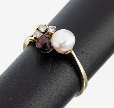 14 kt Gold Brillant-Perl-Ring, GG 585/000, 3 kl. Brillanten, 1 weiße und 1 graue Zuchtperle, RW 56, ca. 2.6 g