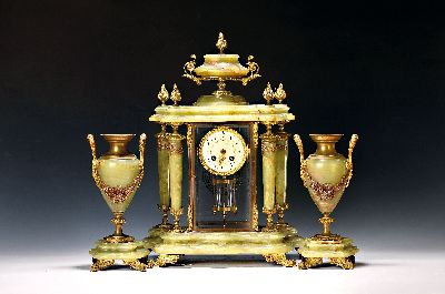 Kaminuhr mit Beistellern, Frankreich um 1920/30, verziertes Onyxgehäuse, vier Vollsäulen, verglaster Schwungbereich des Pendels, Pendulenwerk ...