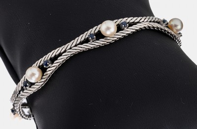 14 kt Gold Perl-Saphir-Armband, WG 585/000,5 weiße Zuchtperlen, 10 rundfacett. Saphire, L. ca. 19 cm, Kastenschloss mit Sicherheitsacht, ca. 21.2 g