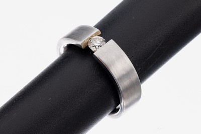 14 kt Gold Brillant-Ring, WG 585/000, Spannringoptik, Brillant ca. 0.30 ct Weiß/p1, RW 60, ca. 6.2 g, bez. CETAS