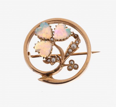 14 kt Gold Jugendstilbrosche mit Opalen, Rose G 585/000, 3 herzförmige Opal-Cabochons zus. ca. 1.20 ct, kleine Saatperlchen, reine Glückssymbolik, ...