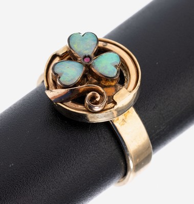 8 kt Gold Jugendstilring mit Opalen, um 1900, GG 333/000, 3 herzförmige Opale zus. ca. 0.60 ct, Ringschiene später, total ca. 5.4 g, RW 58