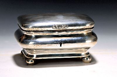 Deckeldose, deutsch, Mitte 19. Jh., 13-lötiges Silber, auf 4 Kugelfüßen stehend, gebauchte Form, mit orig. Schlüssel, ca. 8x16x12cm, ca.350 g