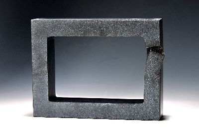 Günter Braun, geb. 1954 Heidelberg, Granitskulptur, o.T., rechteckige Form mit voninnen nach außen strebender Bruchstelle, 30x22x7 cm; Braun schuf ...