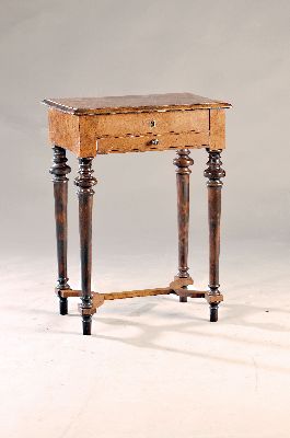 Beistelltischchen, Gründerzeit, vier gedrechselte Füße, zwei Schübe, ca. 77x57x39 cm, EZ 2