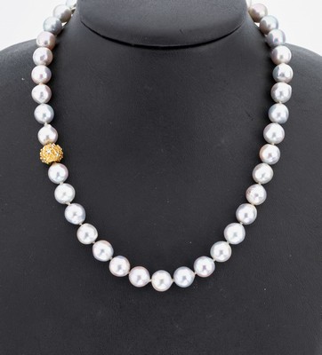Zuchtperl-Collier mit 18 kt GOLDBAUR Brillant-Schmuckschließe, GG 750/000, hellgrau barocke Zuchtperlen, D. ca. 8.3 mm, Schließe strukt., 11 ...