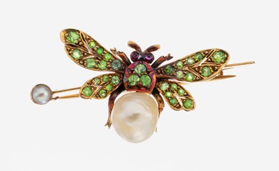 15 kt Gold Farbstein-Perl-Brosche "Fliege", England um 1890, GG/RG 625/000, Flügel und Körper bes. mit facett. Demantoid, Augen mit ...