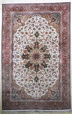 Täbriz fein(50 Raj), Persien, Ende 20.Jhd, Korkwolle mit Seide, ca. 313 x 202 cm, ca. 500.000 Kn/qm, EHZ: 2(minimale Mottenfrass am Rand).