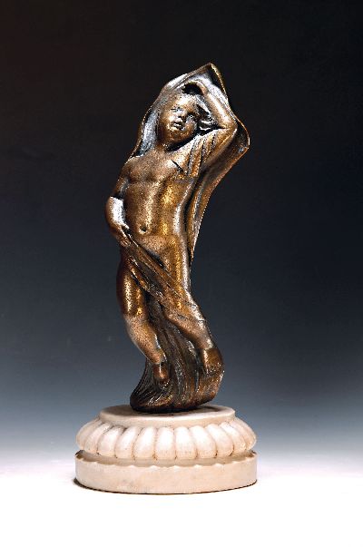 Bronzefigur, sign. A.Ph.E., Knabe mit Tuch, rückseitig monogrammiert, Marmorsockel, Gesamth. ca. 44cm