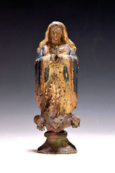 Mondsichelmadonna, süddeutsch, 18. Jh., Lindenholz geschnitzt, Reste alter bunter Fassung, stehend auf Wolke mit drei Putti und Mondsichel, H. ca. ...