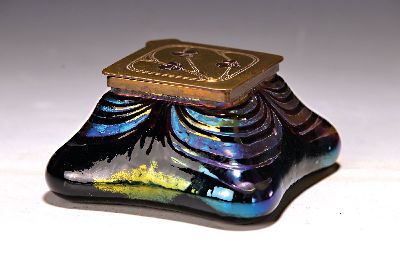 Tintenfass, Pallme König, um 1900-10, violettes Glas mehrfach streifig lüstriert, Metalldeckel mit floralem Motiv, H. ca. 6cm