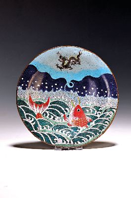 Teller, Japan, um 1900, Bronze, fein bunt emailliert in Cloisonné-Technik, vorne mit Koi, Meer und Drache, Rückseite auf dem Rand mit umlaufendem ...