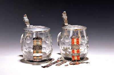 Konvolut Studentika, deutsch, 1920-30, 2 geschliffene Glasbierkrüge mit reliefierten Zinndeckeln, dazu 6 Bierzipfel mit Silber- Applikationen, H. ...
