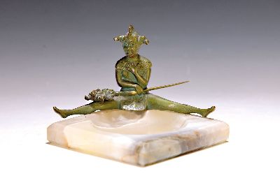 Schale mit Wiener Bronze, um 1900, Schale Alabaster, Figur der Columbine mit Pierrot-Stock, grün patiniert, H. ca. 9.5cm
