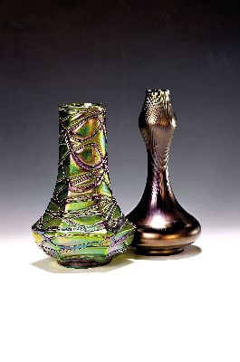 2 Vasen, Böhmen, um 1900-10, 1x Pallme König, grünes Glas mit aufgelegtem violettem lüstriertem Netz, H. ca. 21.5cm, 1x violettes Glas, ...