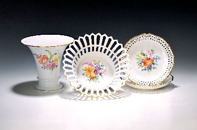 4 Teile Porzellan, KPM Berlin, 20. Jh., Korbschale in Durchbrucharbeit, Goldrand, mittig bunte Blumenmalerei, H. ca. 9cm, D. ca. 25cm; 2 Teller, Rand ...