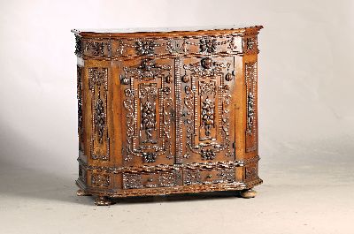 Halbschrank, Ulm, 18.Jh., Nußbaumfurnier, zweitürig, aufwendige Schnitzereien aus Puttoköpfen, Voluten und Früchten, Deckplatte aufklappbar, ...