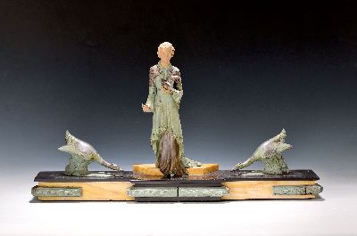 Art-Deco Skulptur, Frankreich, um 1930, Marmorsockel, Applikationen und Figuren Metall, Frau mit Vogel, zwei Gänse, H. ca. 34 cm, L. ca. 61cm, T. ...