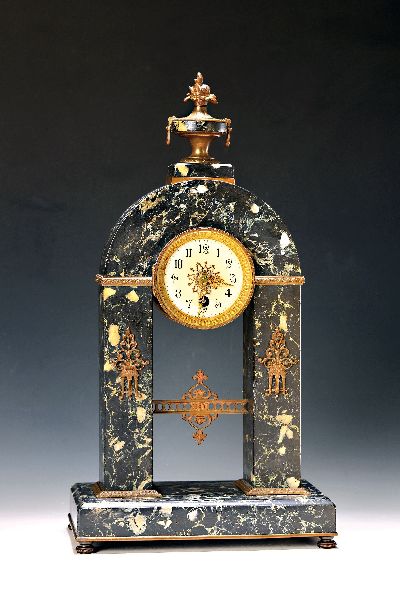 Portaluhr, Frankreich, um 1910-20, grün geädertes Marmorgehäuse, Vasenbekrönung, Glasdeckel, beigefarbenes Emailzifferblatt, Stilzeiger, rundes ...