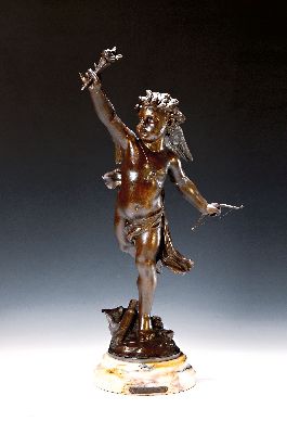 Große Figur eines Amor, Frankreich, um 1900, Metallguß bronzefarben patiniert, Marmorsockel, Gesamth. ca. 59cm