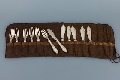 Fischbesteck für 6 Personen, Dänemark Kopenhagen 1924-1938, 830er Silber, 6 Messer und 6 Gabeln, fein graviertes florales Dekor, Monogramm M.H., ...