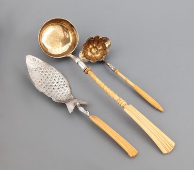 Konvolut 3 Vorlegeteile, 1 x gr. Suppenkelle, um 1900, 800er Silber teilverg., Griff gedrechseltes Bein, L. ca. 38 cm, 1 x Kelle, um 1870, 13-Lot ...