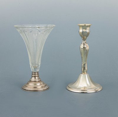 Kerzenständer, deutsch, um 1930, 835er Silber, Fuß gefüllt, Zaponlack-Beschichtung berieben, H. ca. 20 cm, Hersteller KERN, dazu 1 Vase, Korpus ...