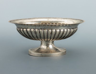 Anbietschale, 12-Lot Silber, Dresden, wohl um 1820, klassizistisch, reine Handarbeit, ovale Grundform, fein ausgeführte Godronierung, ...