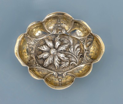 Branntweinschale, Hanau um 1880-90, 835er Silber, innen part. verg., nach älterem Vorbild, Treibarbeit, Darstellung von Blüten und Blättern, ...