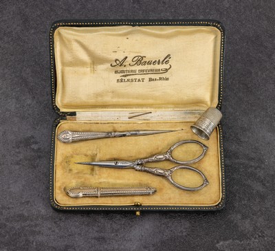 Reisenecessaire, Frankreich 1880-1900, Silber, best. aus: Ahle, Nadelbehälter, Fingerhut (sek.) und kl. Schere (sek.), Ahle und Nadelbehälter ...