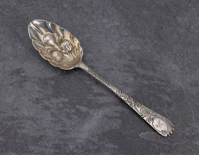 Löffel, England London 1774, 925er Silber reine Handarbeit, Laffe mit Relief, floral, punziert und grav., reine Treibarbeit, Stiel mit Rocaillen, ...