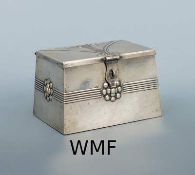 WMF Spardose, um 1909-1915, Messing versilbert, Dekor reiner Jugendstil, geometrisch, sehr feine Verarbeitung, rs. Einwurfschlitz, orig. Schloss ...