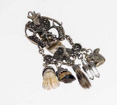 Charivari, süddeutsch, wohl 1950er Jahre, 835er Silber, Oberteil mit plastischem Ziegenbockkopf, Darstellung eines Jägers, bewegl. Abhängung mit ...