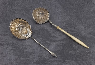 Konvolut 2 Zuckerstreulöffel, 1 x 13 Lot Silber, um 1860-80, Gebrauchsteil durchbrochen, stil. Blüte, Griff Bein, L. ca. 20 cm, und 1 x Silber ...