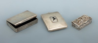 Konvolut 3 Dosen, 1 x 925er Silber, ca. 6.2x 4.5 cm, Deckel mit schwarzem Email, Darstellung eines rauchenden Mannes, kl. Öse zum Aufhängen, 1 x ...