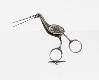 Hebammenschere, wohl Augsburg 1822-23, Silber, in Form eines Storchs, Federkleid feinausgearbeitet, innen plastisches Baby, H. ca. 9 cm, ...