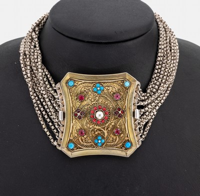 Kropfkette, süddeutsch, um 1860, 13-Lot Silber, 10-rhg. Erbskette, Mittelteil mit Kastenschloss, schauseitig verg., Filigranarbeit mit ...