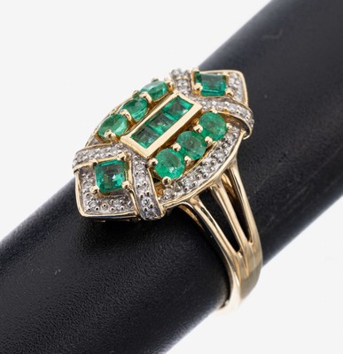 14 kt Gold Smaragd-Brillant-Ring, GG 585/000, im Art Deco Stil, 5 Smaragd-Carrees und 6 rundfacett. Smaragde zus. ca. 0.50 ct, 36 Brillanten zus. ...