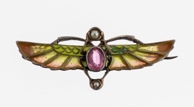 Farbstein-Perl-Email-Brosche, um 1900, Silber gepr., teil verg., ägyptisierend, Flügel mit Fensteremail, min. besch., mittig kl. rundfacett. ...