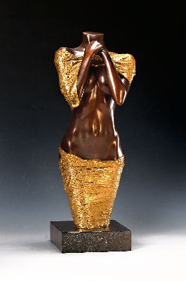 Willi Kissmer, 1951-2018, stehender Halbakt, Bronze, teilvergoldet, signiert und num. 31/ 49, H. ca. 53.5cm, Marmorplinthe