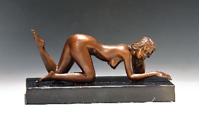 Raymondo, zeitgenössischer Bildhauer, weiblicher Akt auf allen vieren, Bronzeguß, Marmorsockel, auf dem Sockel sign., Gesamth. ca. 12cm
