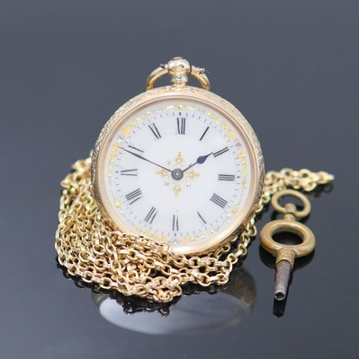 Offene Zylinder-Damentaschenuhr in RoseG 585/000 an Kette in GG 585/000, Schweiz um 1895, reich graviertes Geh., Metallcuv., Emailzifferbl. m. röm. ...