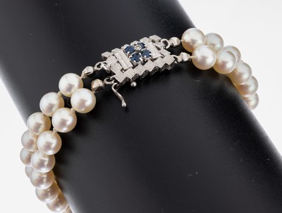 Zuchtperl-Armband mit 18 kt Gold Saphir- Diamant-Schmuckschließe, WG 750/000, 2-rhg.Akoyazuchtperlen, D. ca. 6.9 mm, Schließe mit 4 kl. ...