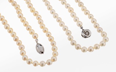 Konvolut 2 Perl-Collier mit 14 kt Gold Schließen, WG 585/000, 1 x 108 Akoyazuchtperlen, D. ca. 6.8 mm, Schließe part. sat., L. ca. 80 cm, und 1 x ...