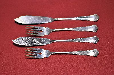 Fischbesteck für 12 Personen, deutsch, 1930er Jahre, 800er Silber, 12 Fischmesser und 12 Fischgabeln, ein Vorlegeheber, Barockstil, zus. ca. 1250 gr.