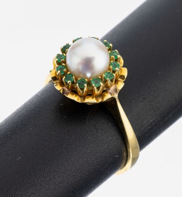 18 kt Gold Perl-Smaragd-Ring, GG 750/000, mittig Akoyazuchtperle, D. ca. 6.5 mm, umgebenvon 12 kl. rundfacett. Smaragden, RW 57, ca. 4.5 g