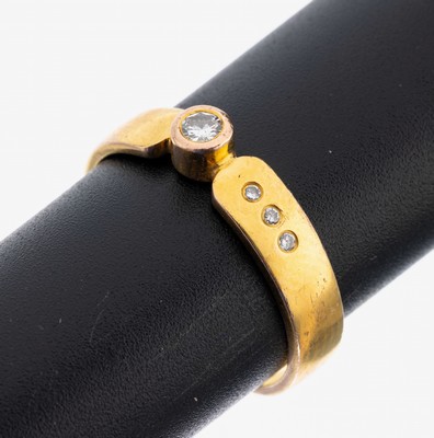 14 kt Gold Brillant-Ring, GG 585/000, mittig Brillant ca. 0.08 ct Weiß/si, 3 Brillanten zus. ca. 0.03 ct Weiß/si, RW 64, ca. 4.9 g