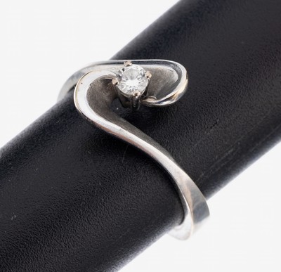 18 kt Gold Brillant-Ring, WG 750/000, wellenf. Ringkopf bes. mit einem Brillant ca. 0.12 ct (grav.) Weiß/vs, RW 57, ca. 5.1 g, Meistermarke Wilhelm ...